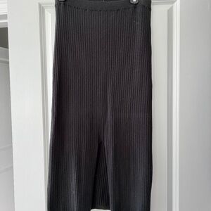 Ribbed Knit Midi Skirt – Black (Size L)